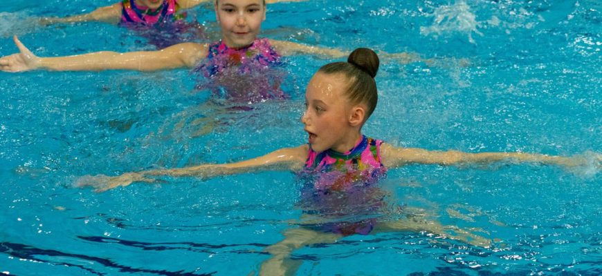 Физическая подготовка и тренировочный процесс в групповом синхронном плавании