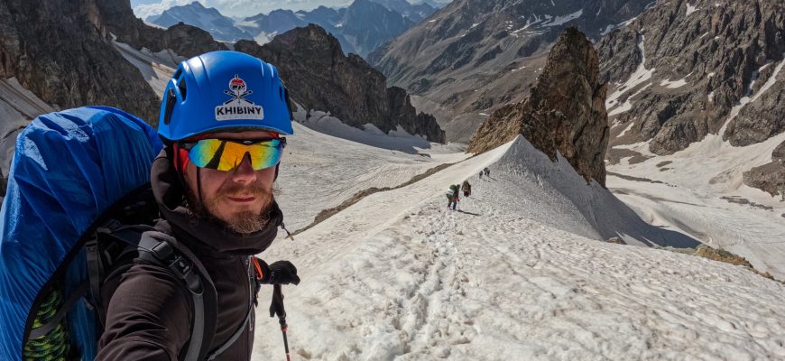 Техника лазания на естественном рельефе⁚ Полное руководство для начинающих и опытных альпинистов