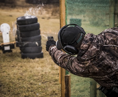 Техника стрельбы из пистолета⁚ практические рекомендации для повышения точности и скорости