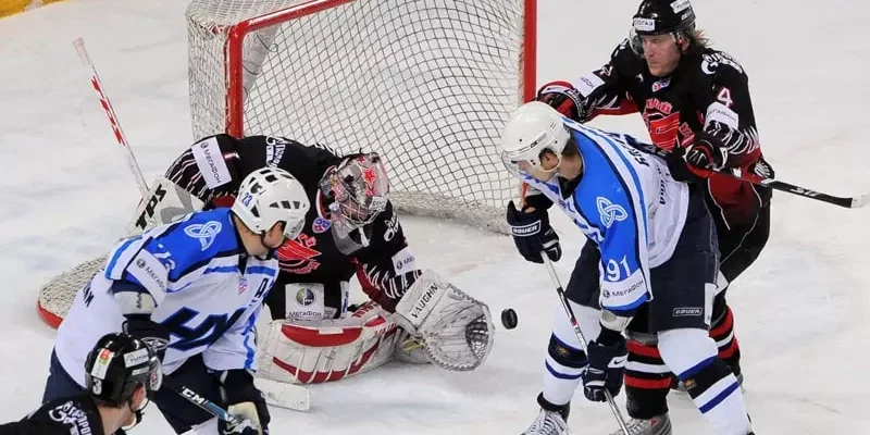 Вратарь в хоккее⁚ основные приемы и тактика игры